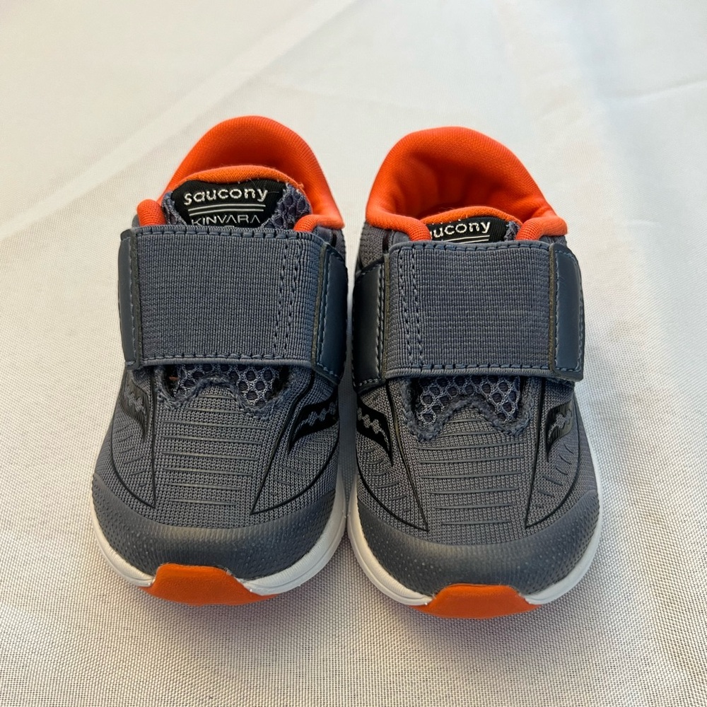Sz 4 Saucony Tennis Shoes